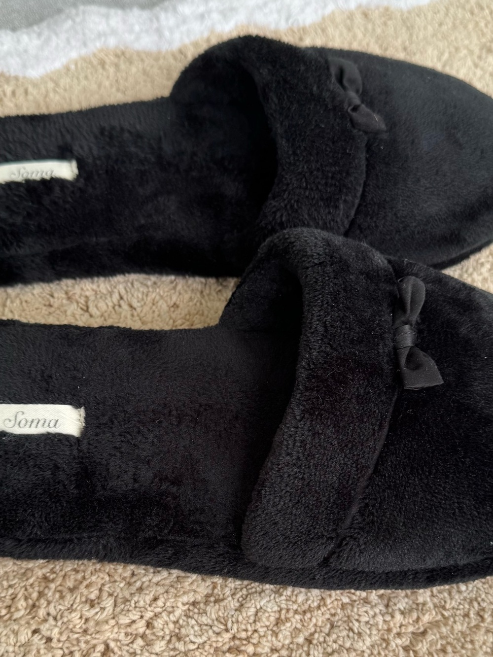 SOMA Embracable Velour Slippers Scuffs. Size Large